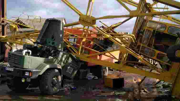 В Івано-Франківську козловий кран впав на вантажівку, загинуло двоє людей