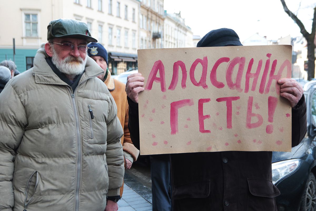 На пікет підтримки звільнених працівників ТРК «Львів» вийшли близько 50 людей