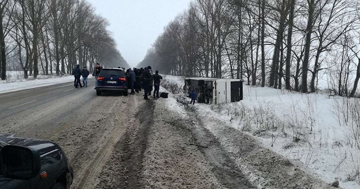 На Харківщині через сильний вітер на трасі перекинувся автобус із пасажирами 