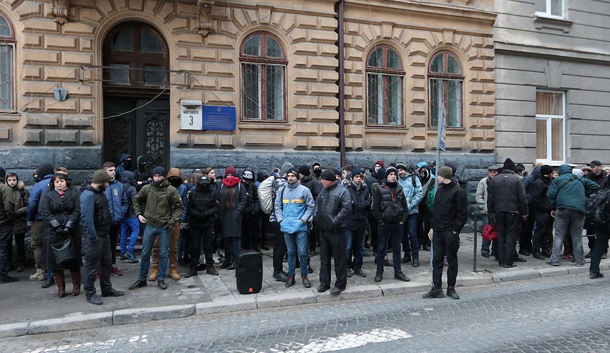 Праворадикали пікетували Галицький ВП через обвинувачення одного з них у хуліганстві