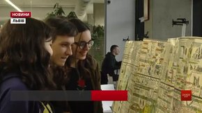 За подаровану історичну карту львів’янка отримала від бібліотеки УКУ піврічний читацький квиток