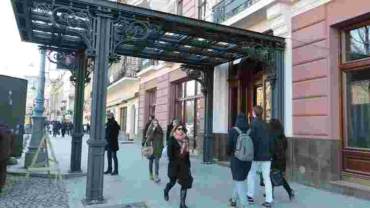 Львівська мерія вимагає демонтувати самовільно встановлений дашок при вході у «Гранд Готель»