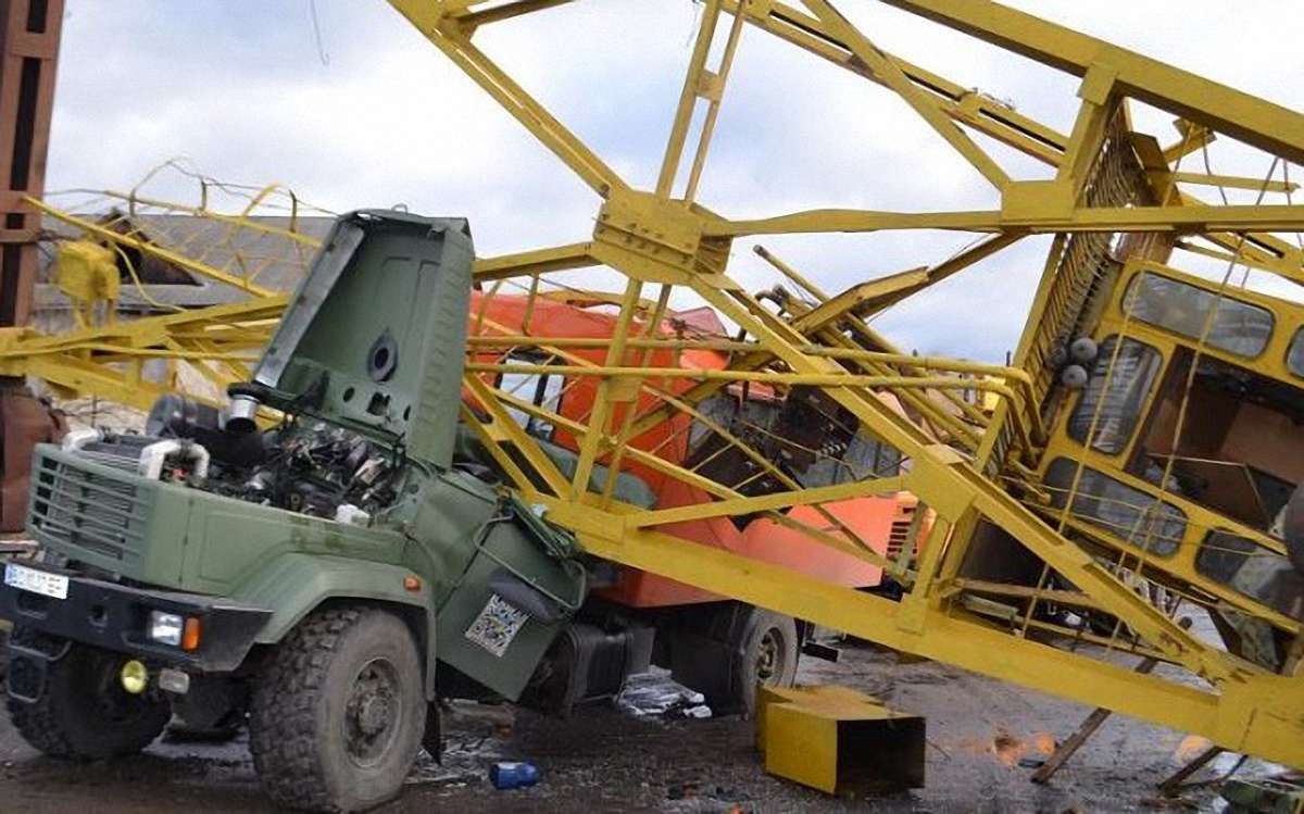 «Львівська залізниця» оприлюднила подробиці падіння крана на залізничників в Івано-Франківську
