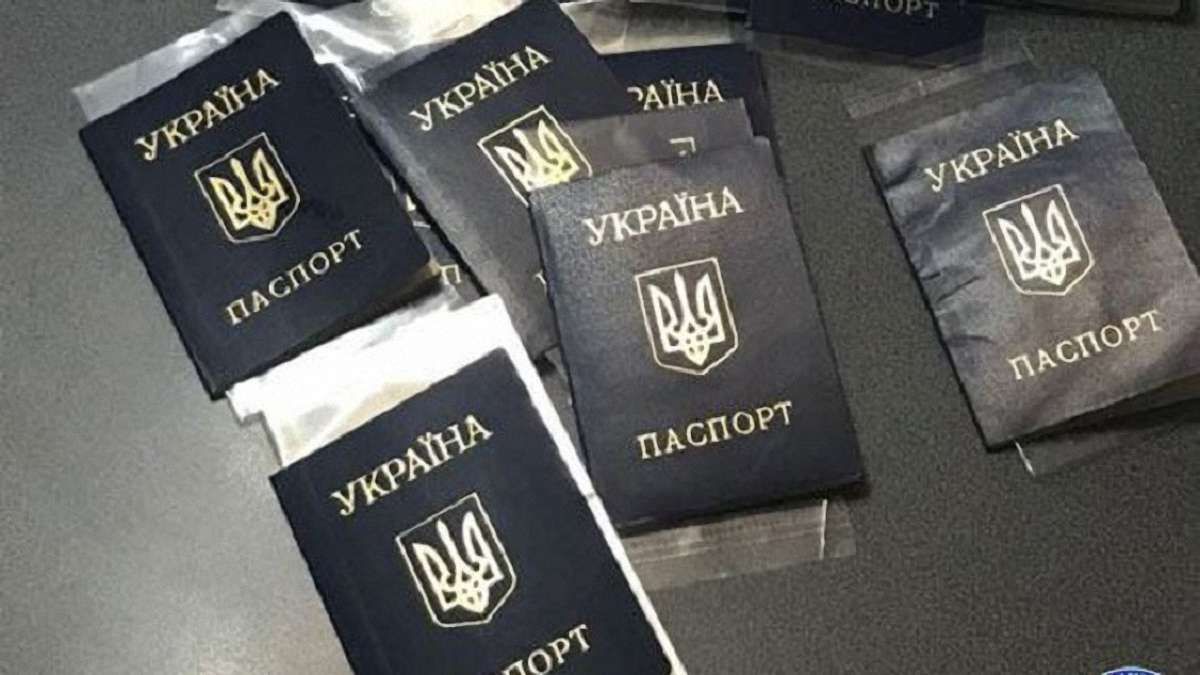У Львові на хабарі затримали працівника міграційної служби та його посередника