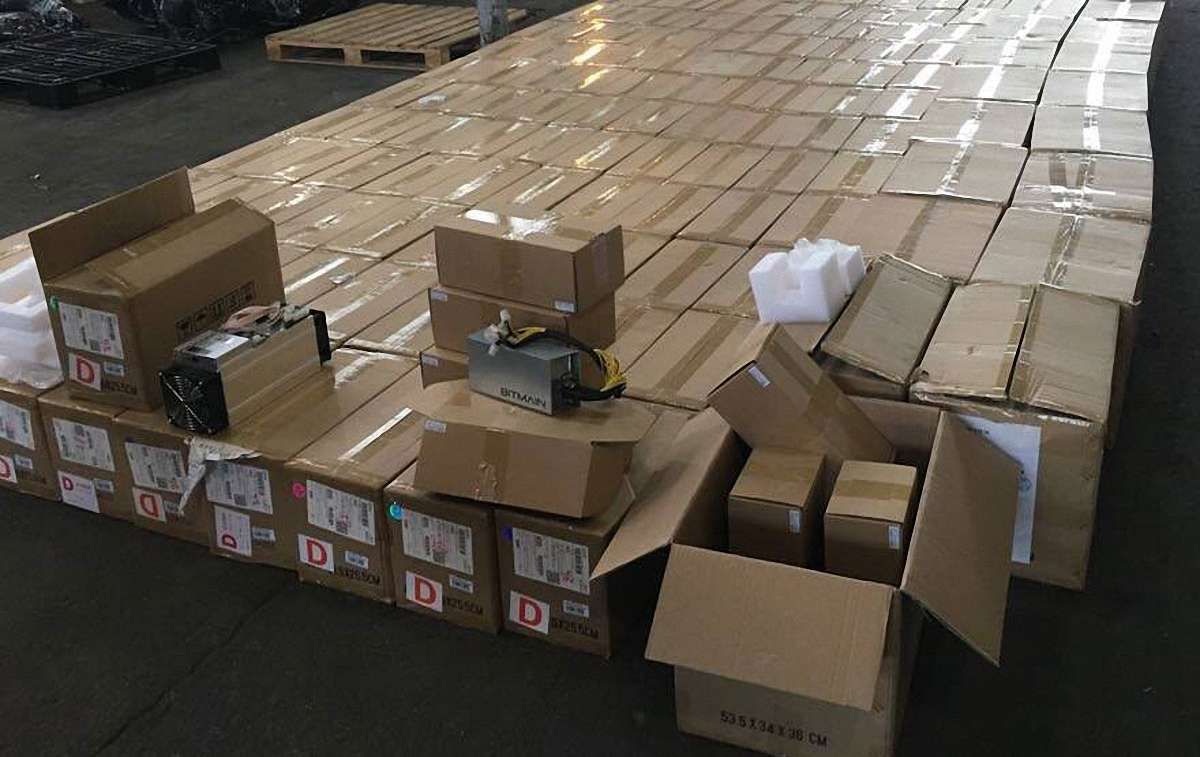 В аеропорту «Бориспіль» митники конфіскували 200 пристроїв для видобування біткоїнів