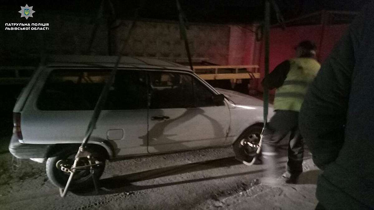 Поліція евакуювала авто, нетверезий водій якого пішки втікав від інспекторів