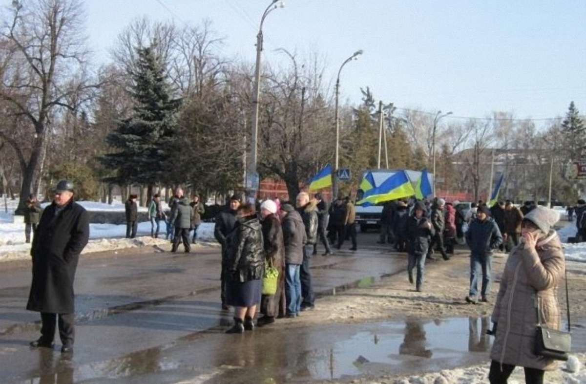 Жителі міста на Черкащині перекрили дорогу на Київ через відключення їм опалення