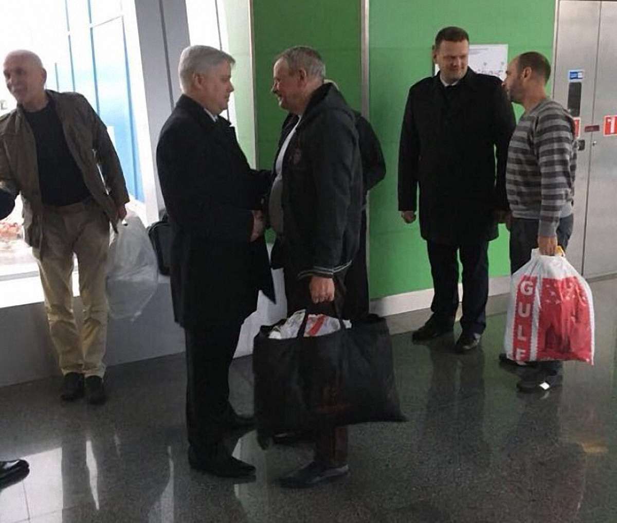Після шестирічного ув'язнення в Лівії додому повернулися четверо українців