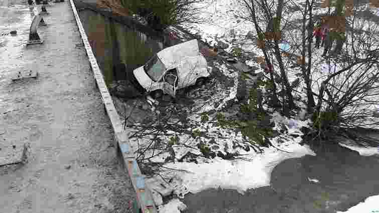 На трасі Київ-Чоп автомобіль впав із мосту, водій загинув