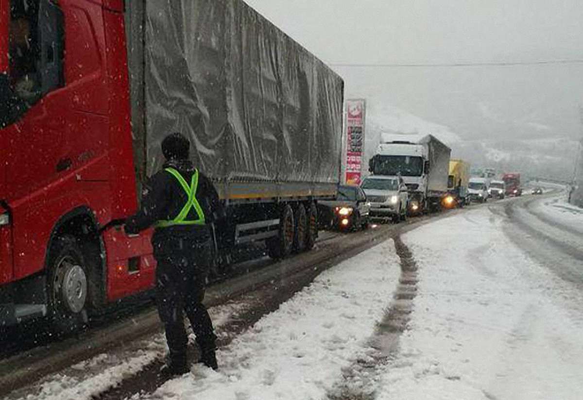На перевалах  між Львівщиною і Закарпаттям через снігопади утворились автомобільні затори