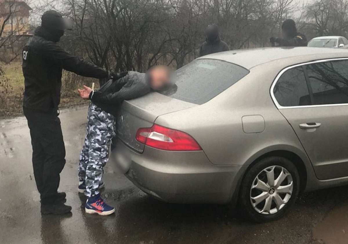 На Закарпатті прикордонник дав хабара колезі за сприяння у контрабанді цигарок