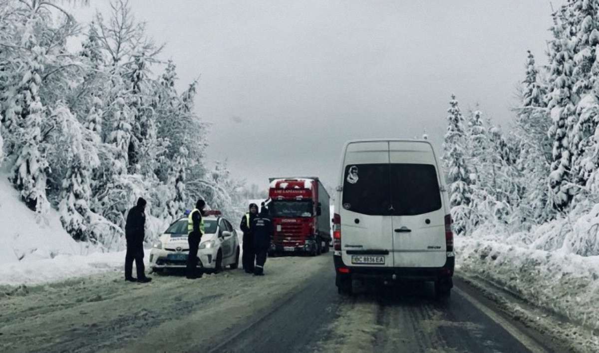 Перевал між Львівщиною і Закарпаттям досі не почистили від снігу, рух місцями паралізовано