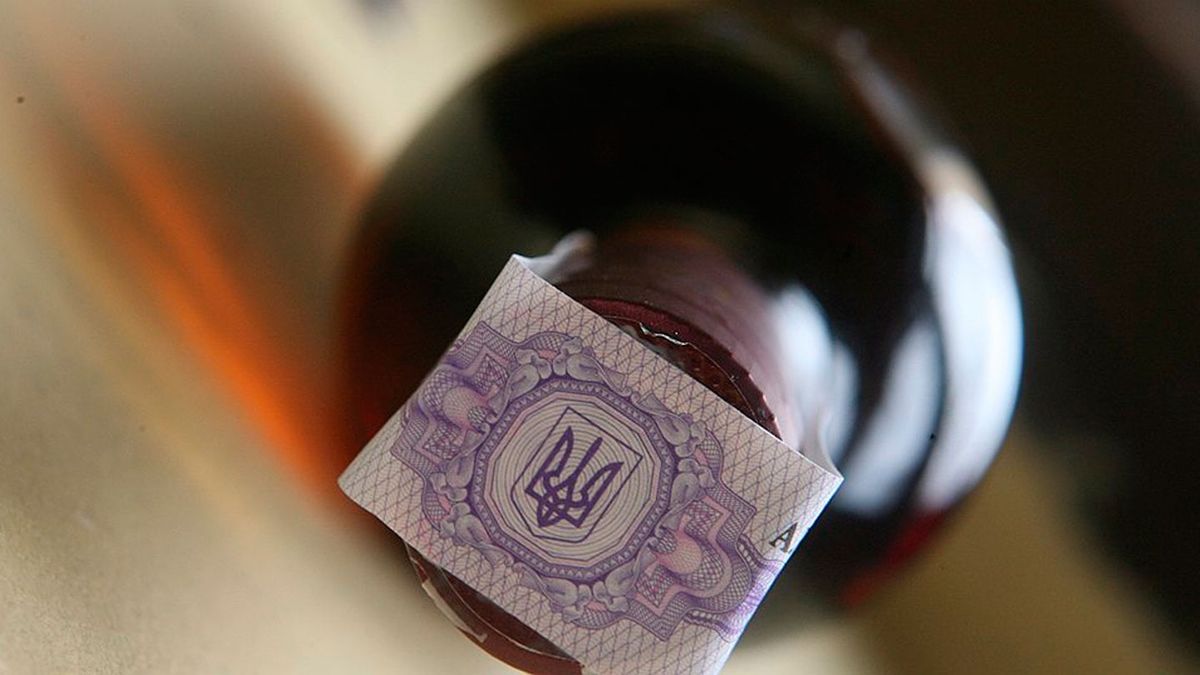 В Україні знову подорожчають алкоголь і сигарети