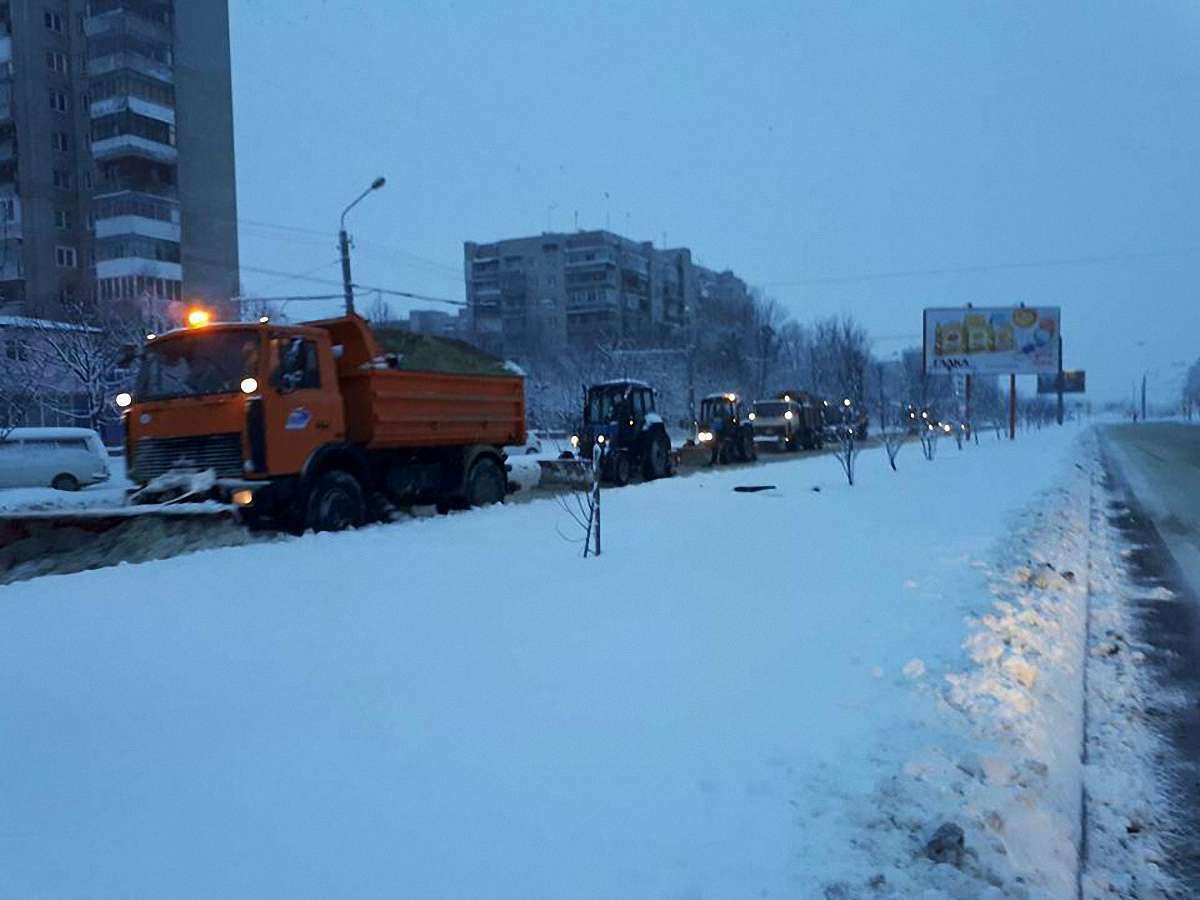 У понеділок зранку вулиці Львова прибирають 66 одиниць техніки