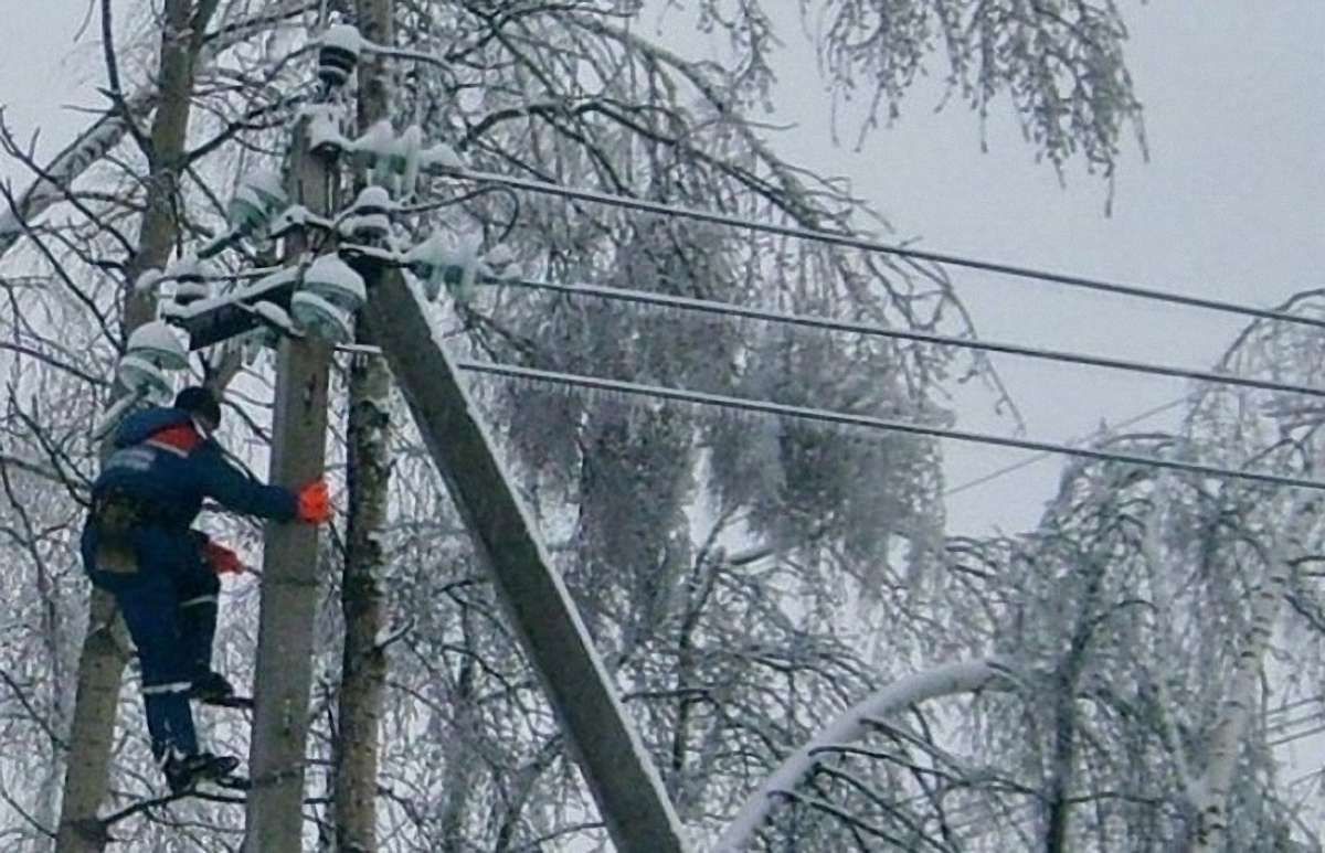 На Львівщині 65 населених пунктів залишаються без електропостачання після снігопаду
