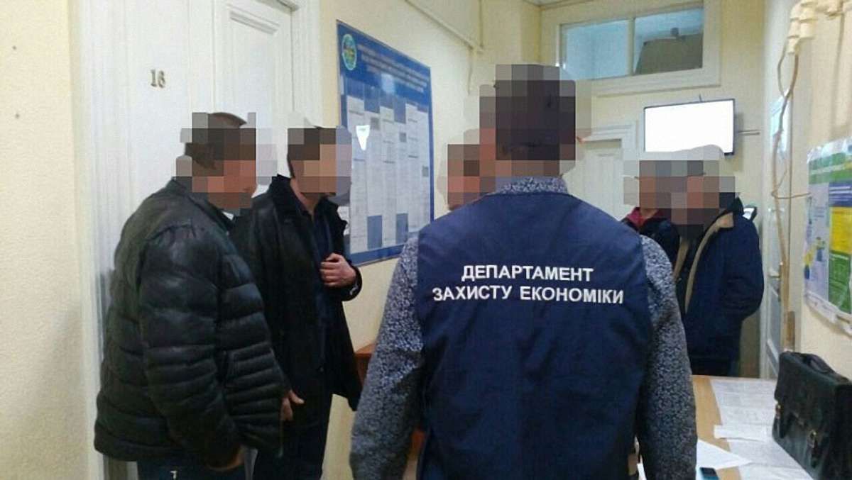 Суд взяв під варту затриманого на вимаганні хабарів працівника ДМС Львівщини та його посередника