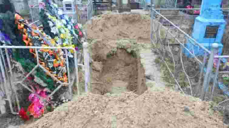 На Рівненщині чоловік розкопав могилу матері на цвинтарі