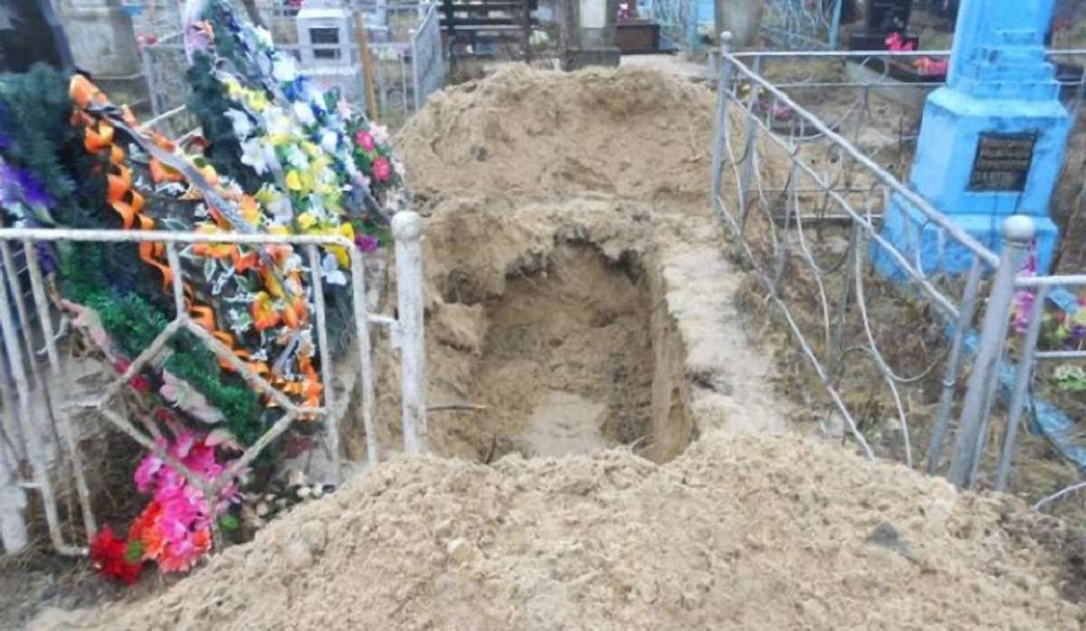 На Рівненщині чоловік розкопав могилу матері на цвинтарі