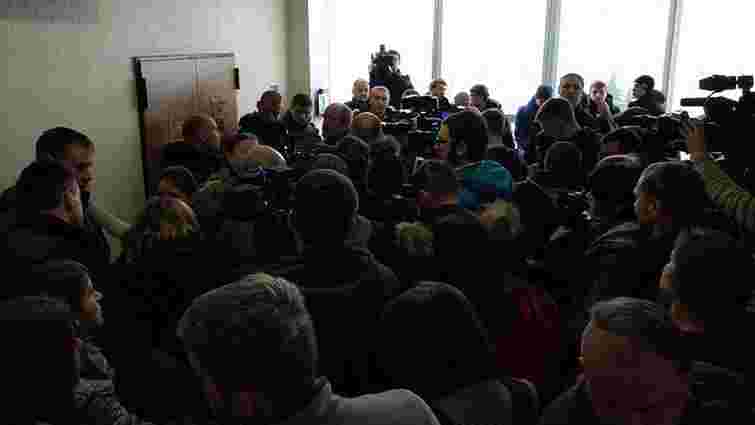 Обвинувачених у підпалі споруди УПЦ (МП) у Києві відпустили на поруки нардепів