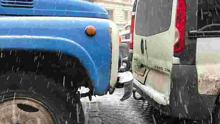 У центрі Львова снігоприбиральна машина потрапила у ДТП