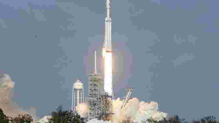 SpaceX запустила найпотужнішу в світі ракету з автомобілем Ілона Маска на борту