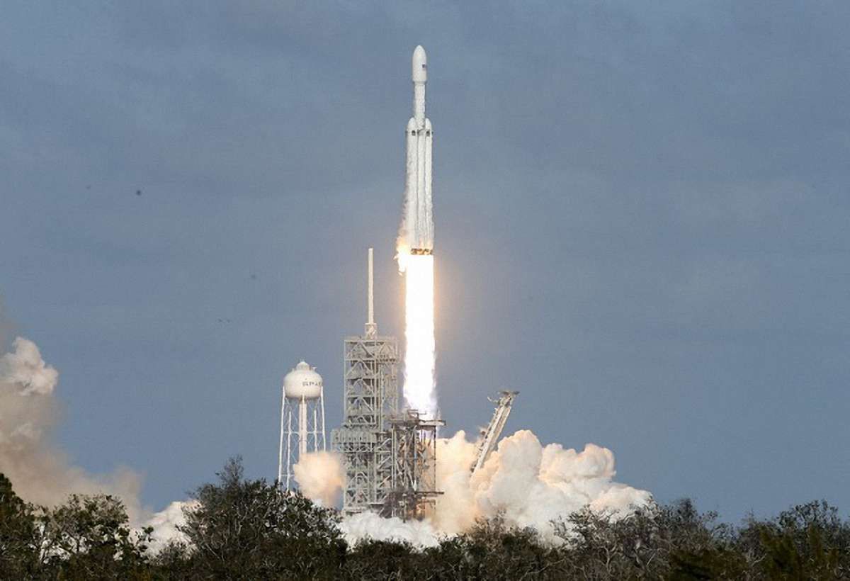 SpaceX запустила найпотужнішу в світі ракету з автомобілем Ілона Маска на борту