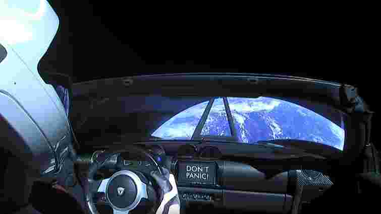 Електромобіль Ілона Маска покинув орбіту Землі і рухається до астероїдів