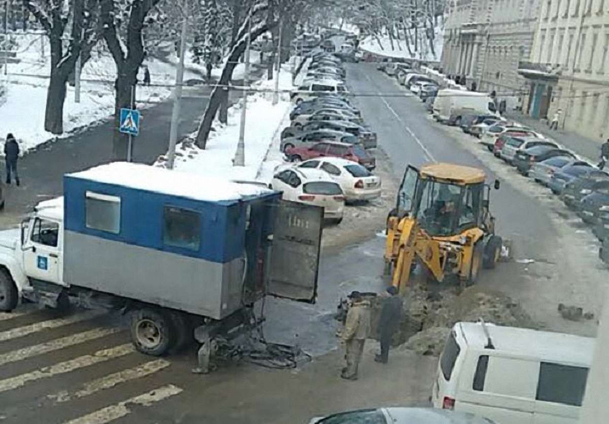 Через витік води на вул. Винниченка частина мешканців без води, рух автомобілів ускладнений