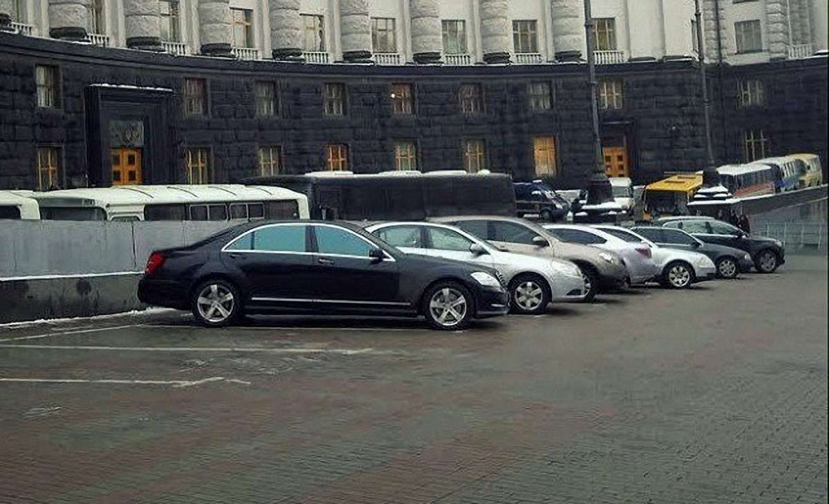 Кабмін збільшив свій автопарк попри власну заборону