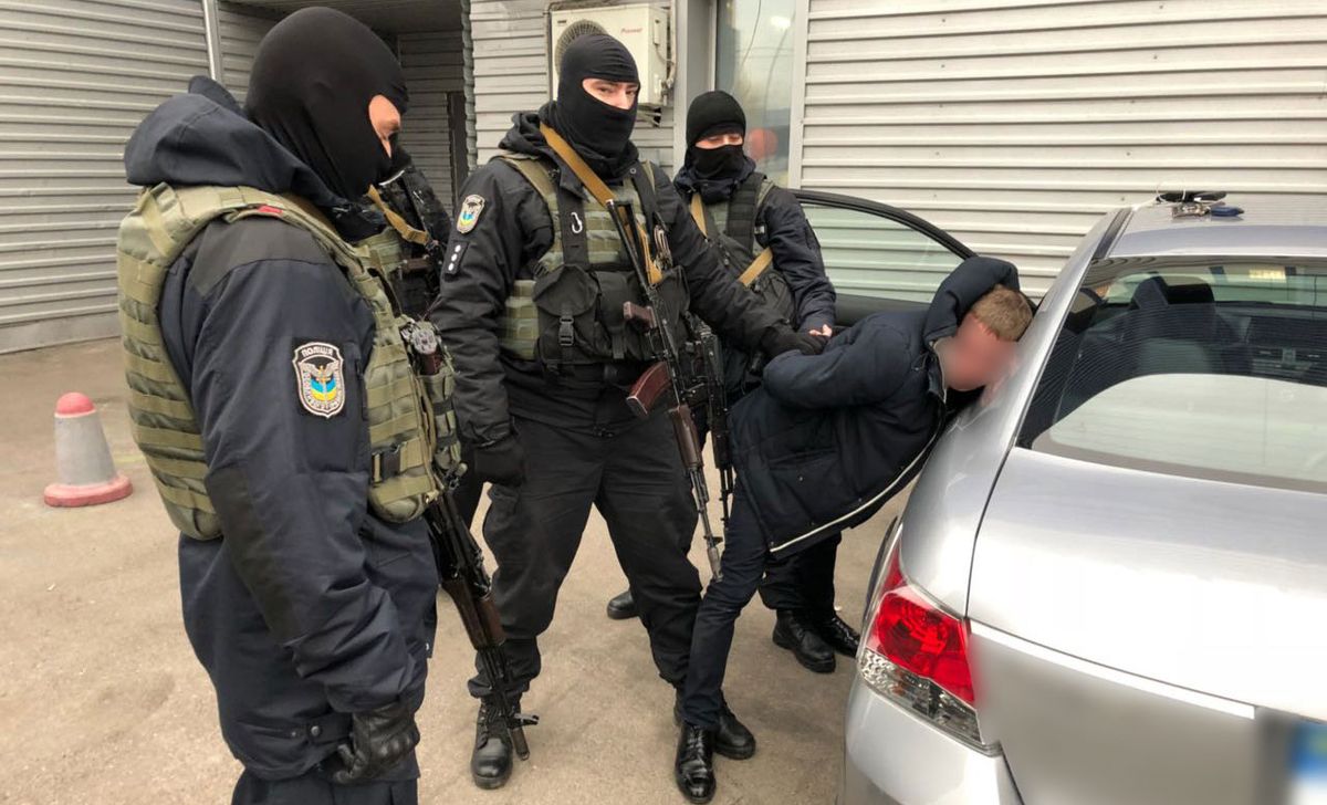 Нацполіція викрила посадовців ДМС, які торгували біометричними паспортами і наркотиками
