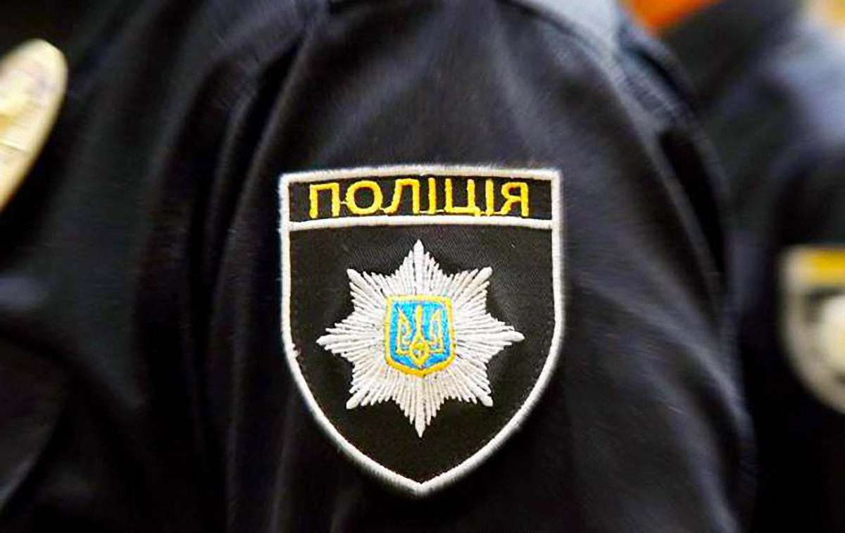 На Прикарпатті п'яний чоловік намагався вкрасти вхідні двері з відпочинкового комплексу