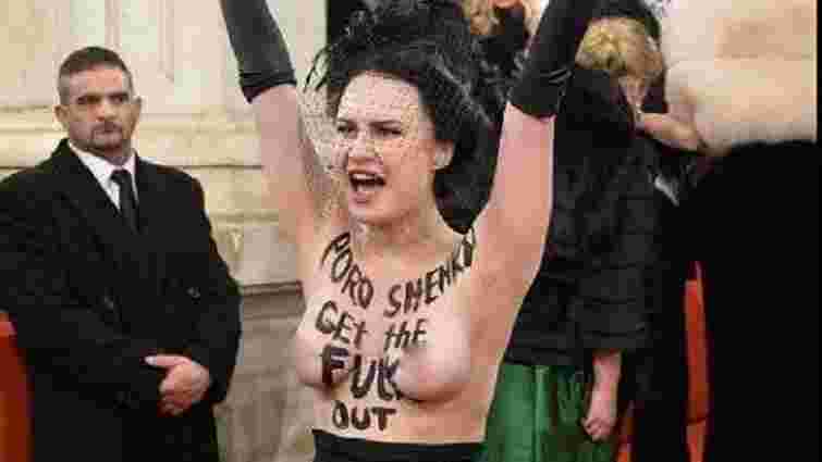 Активістка Femen роздяглася на Віденському балу через приїзд Петра Порошенка