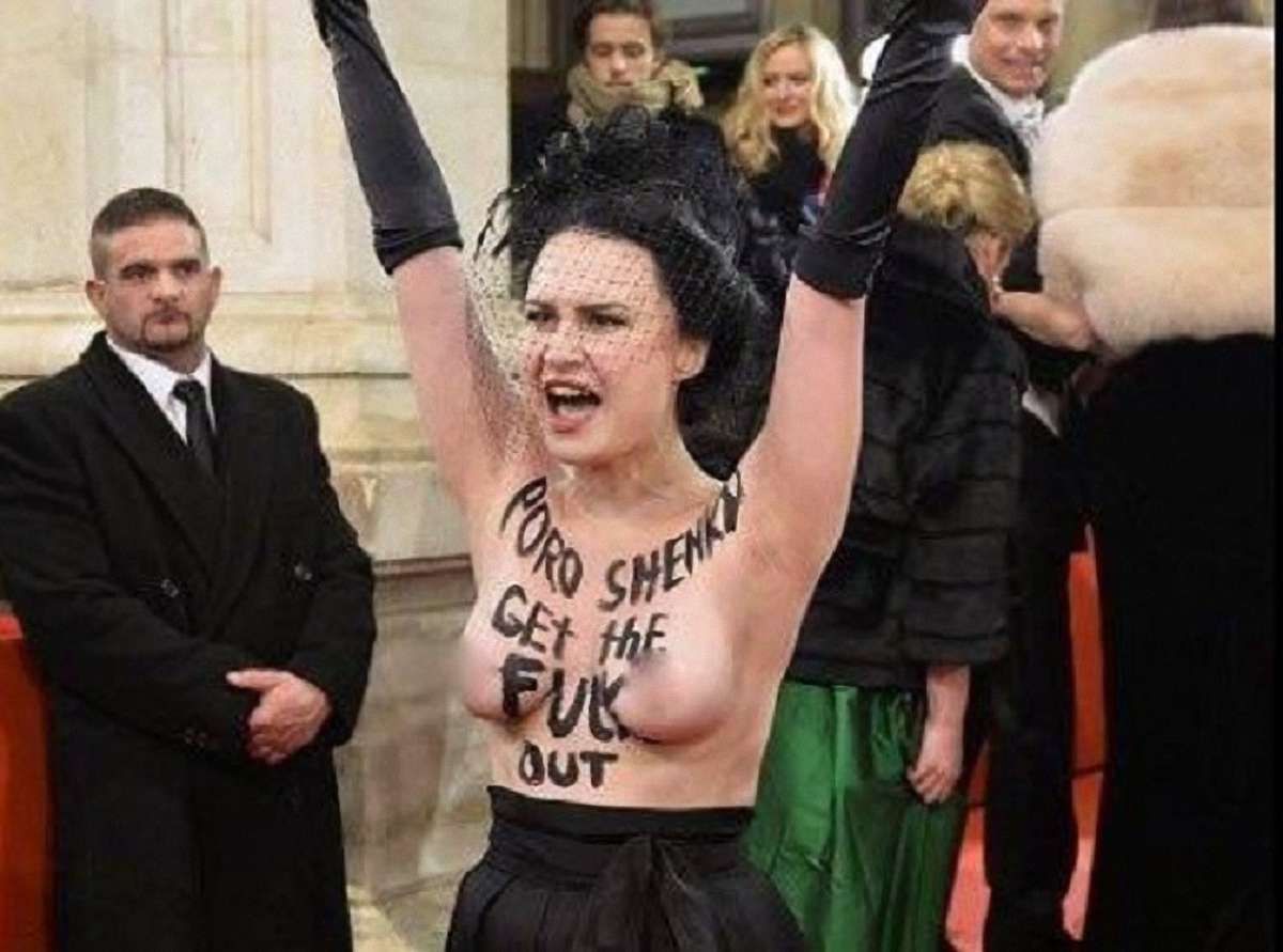 Активістка Femen роздяглася на Віденському балу через приїзд Петра Порошенка