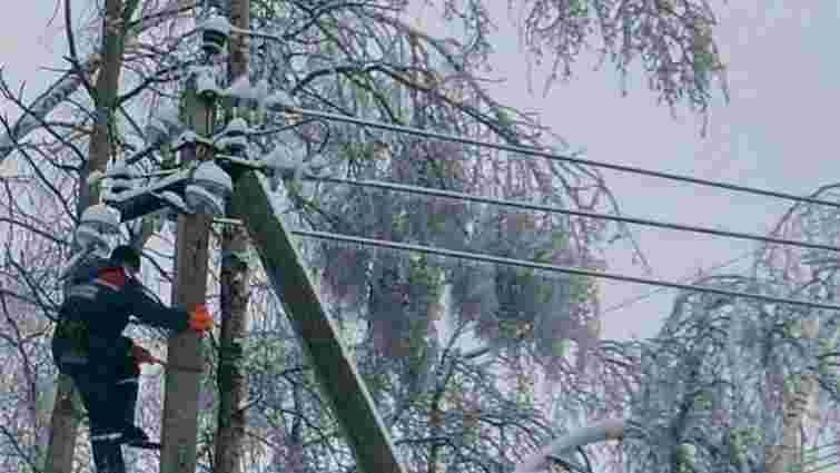 Через сильні снігопади понад 150 населених пунктів у п'яти областях залишилися без електрики