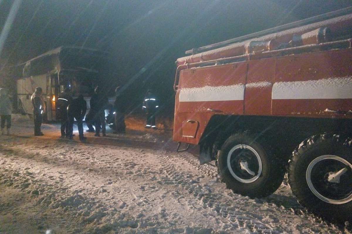 На Хмельниччині рятувальники витягли зі снігу автобус з 20 дітьми