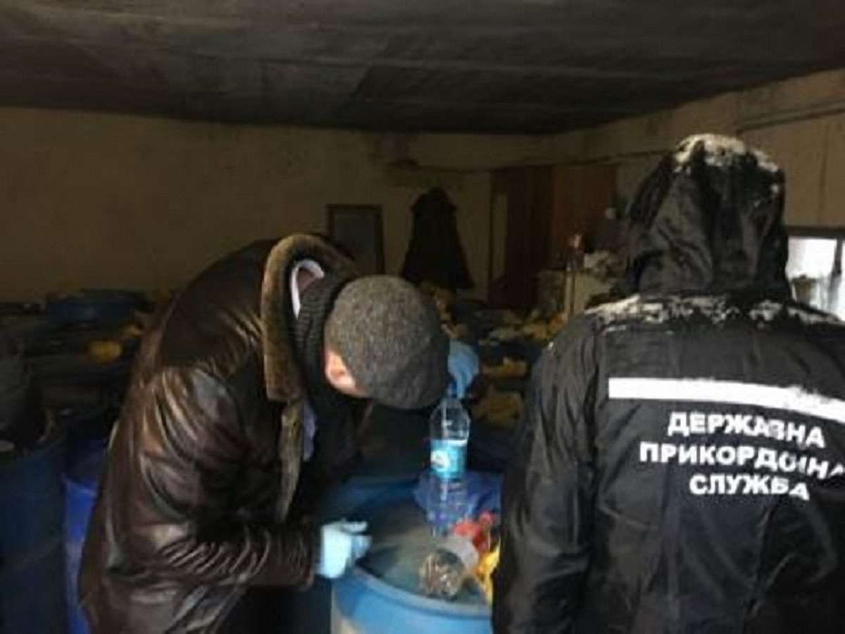 На Вінниччині ДПСУ викрила базу контрабандистів, які провезли в Україну понад 10 тонн спирту