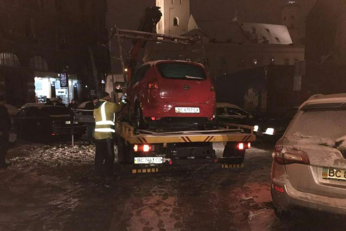 У Львові за добу на арештмайданчик евакуювали 9 автомобілів