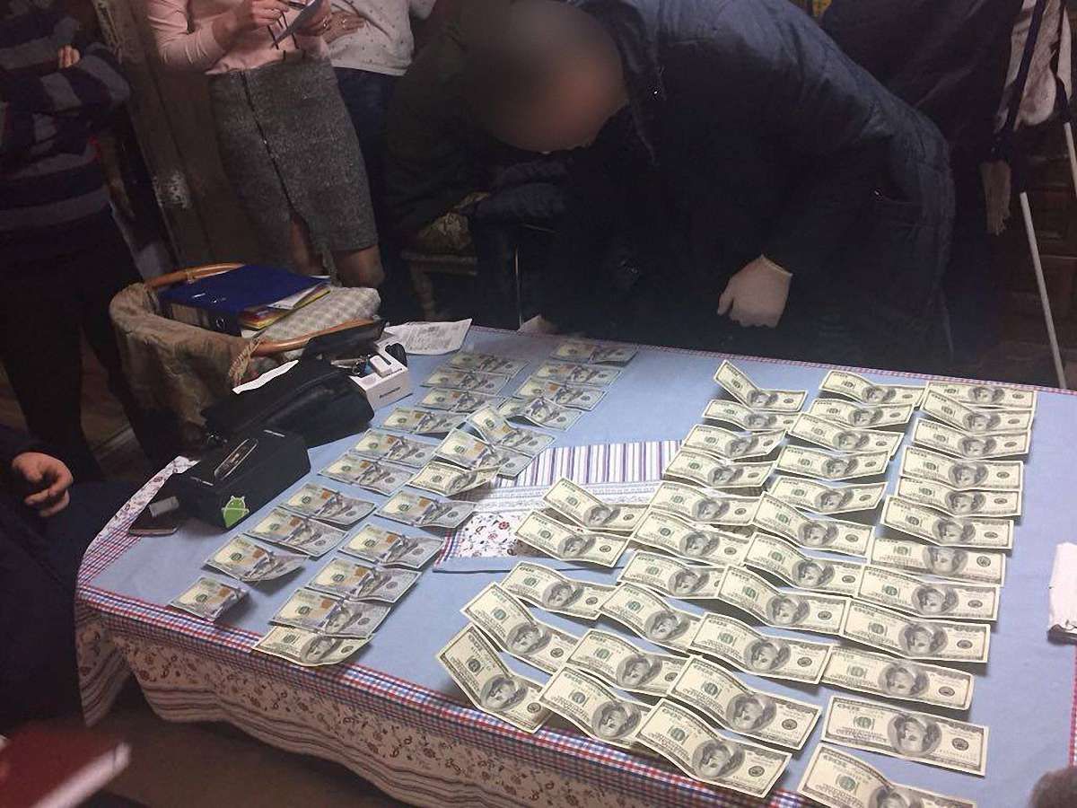 У Чернівцях адвокат вимагав від матері клієнта $6 тис. за пом'якшення вироку суду