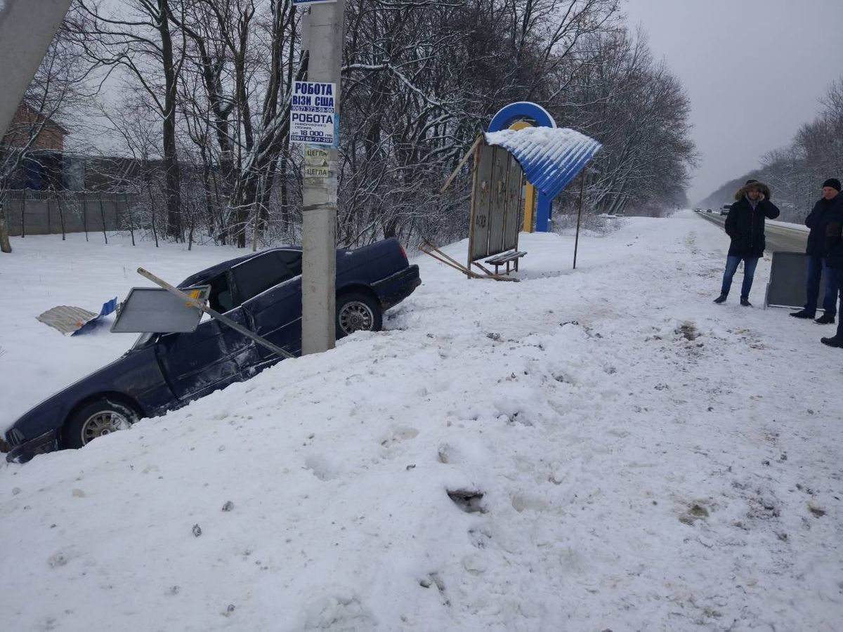 Поблизу Городка водій BMW розтрощив зупинку громадського транспорту