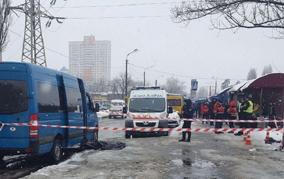 У Києві на зупинці зарізали чоловіка за зроблене зауваження