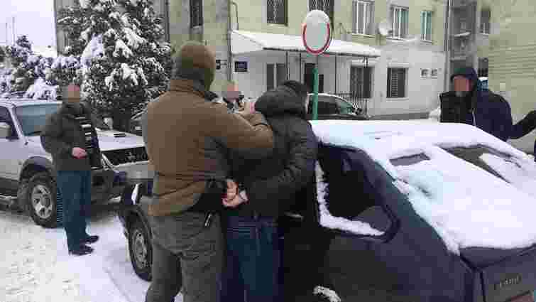 У Дрогобичі на хабарі в $2 тис. затримали місцевого поліцейського