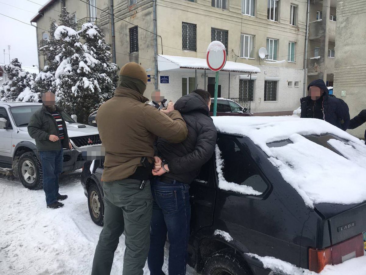 У Дрогобичі на хабарі в $2 тис. затримали місцевого поліцейського