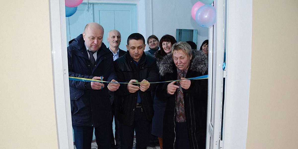 Голова РДА і райради урочисто відкрили туалет у сільській школі