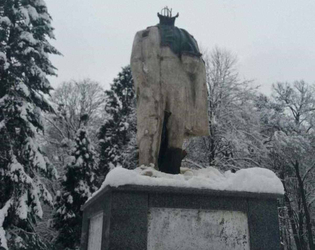 У Стрию поліція затримала двох хлопців, які відбили голову пам’ятнику Шевченкові