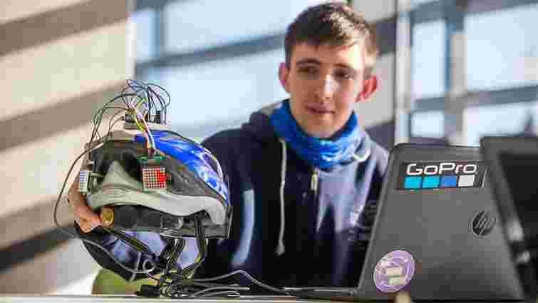 Львівський студент створив розумний велошолом, що за нахилом голови показує сигнали поворотів