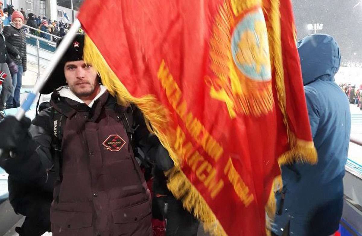 Російських уболівальників видворили з трибун на Олімпіаді через прапор з Леніним