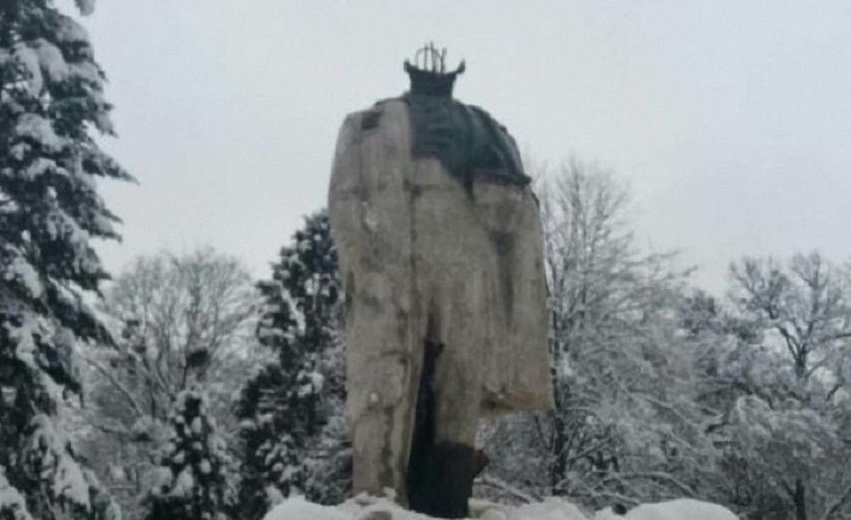 26-річному стриянину, що відбив голову пам'ятнику Шевченкові, оголосили про підозру