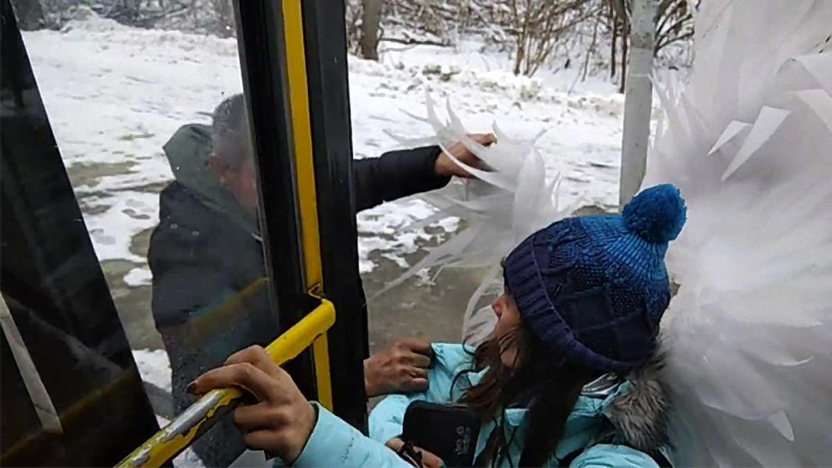 Водій львівської маршрутки вигнав пасажирку з крилами ангела