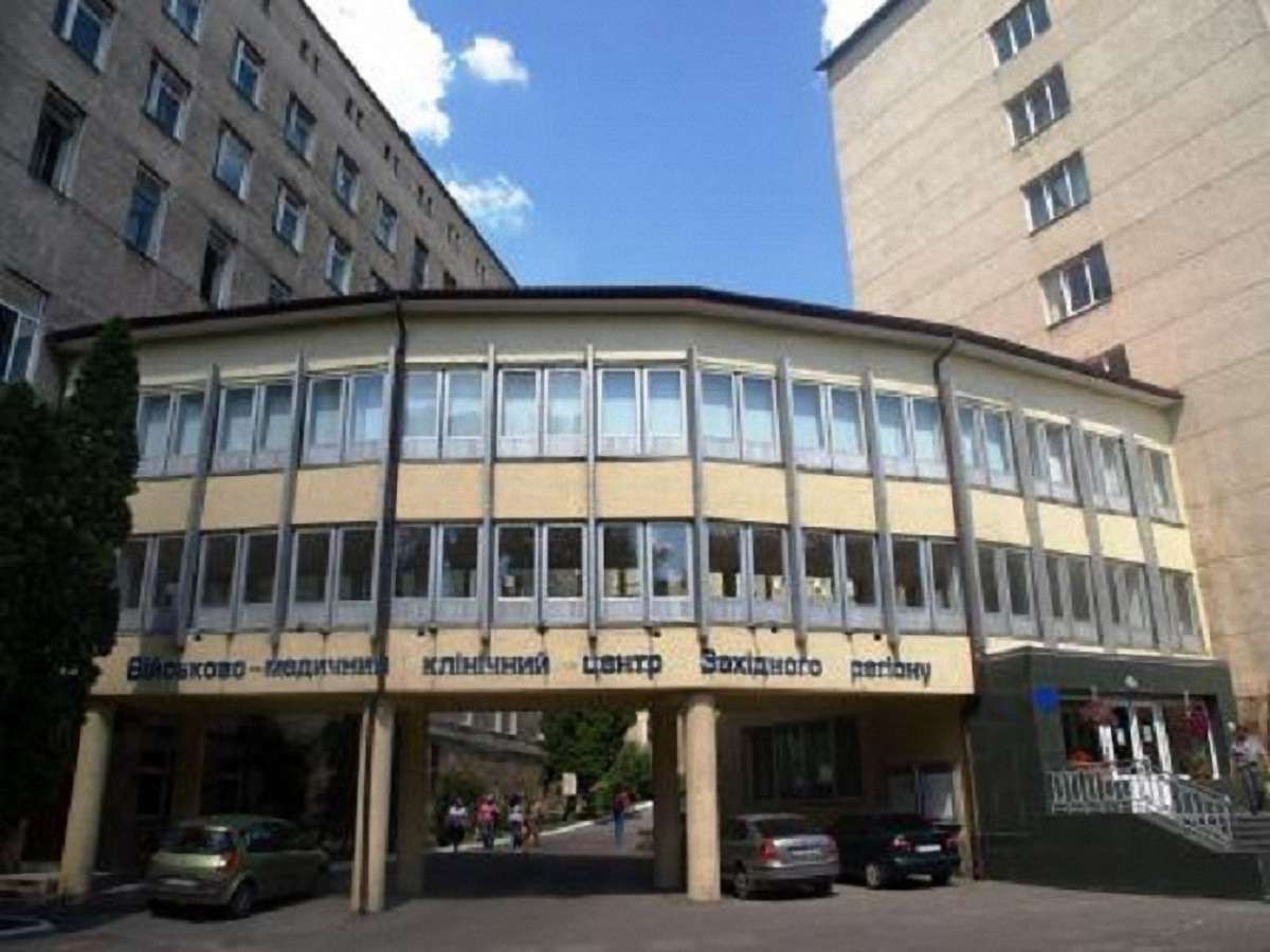 У львівський госпіталь з Дніпра привезли 9 поранених бійців АТО