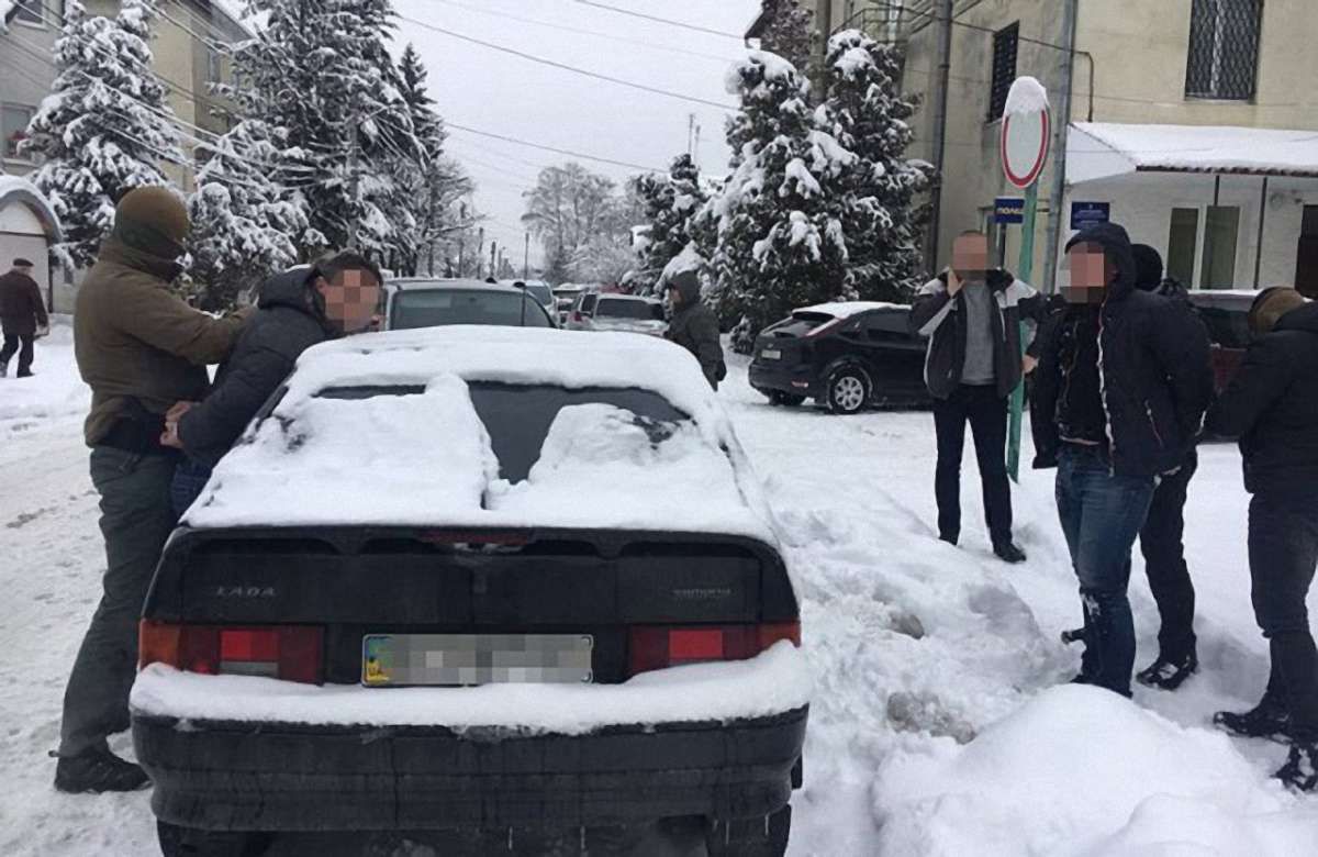 На Львівщині затриманого на вимаганні $2 тис. хабара поліцейського відсторонили від посади